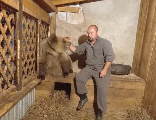 В Башкирии охотник приютил раненого медвежонка и помог ему вернуться в природу