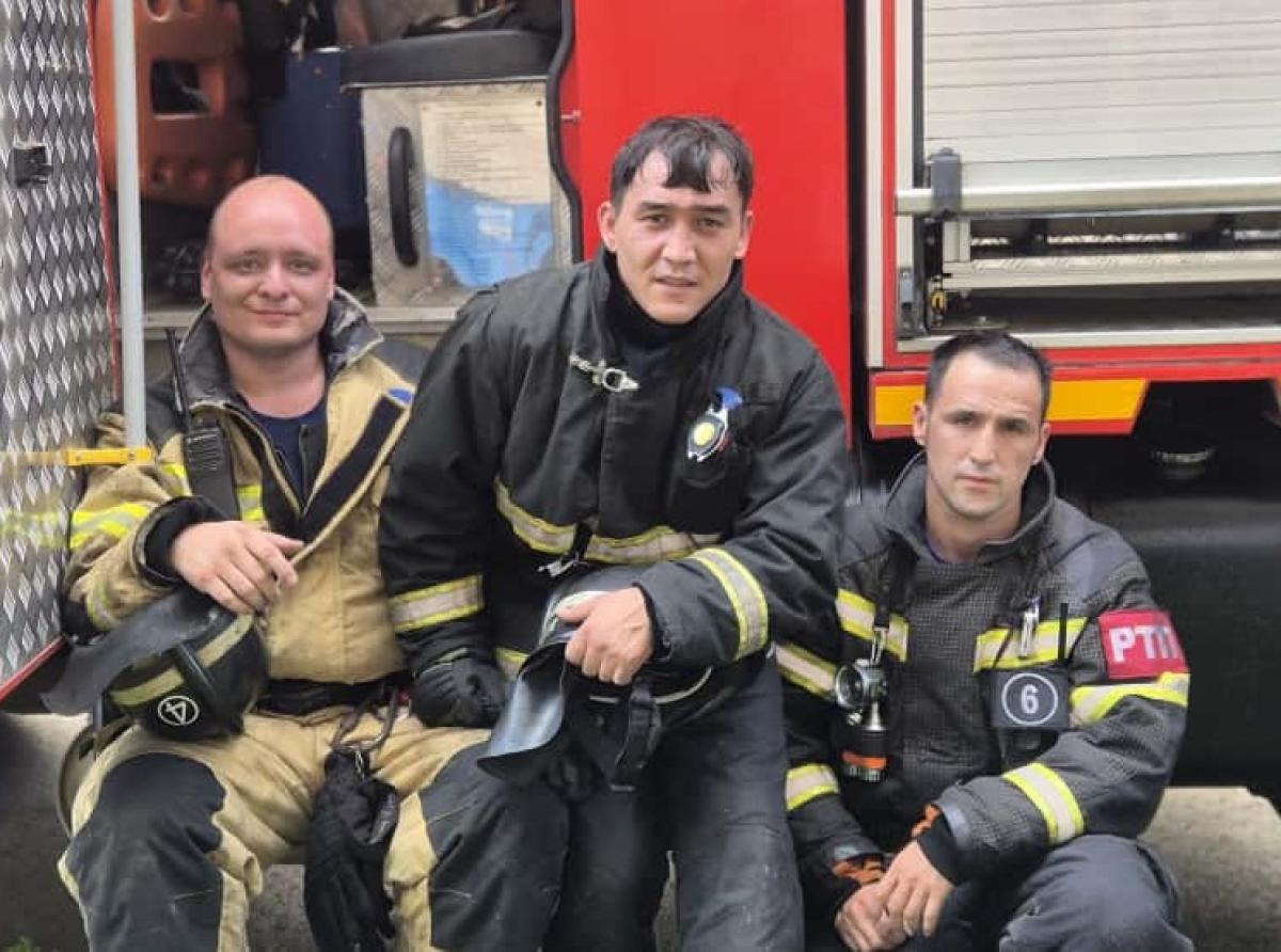 Чувашские спасатели эвакуировали из горящего дома людей и реанимировали погибавшего кота